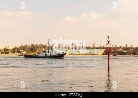 Ismailia, Egitto - 1 novembre 2021: Il rimorchiatore naviga sul canale di Suez in una giornata di sole Foto Stock