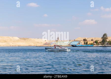Ismailia, Egitto - 1° novembre 2021: La barca pilota naviga sul canale di Suez in una giornata di sole Foto Stock