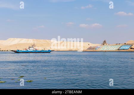 Ismailia, Egitto - 1° novembre 2021: Un piccolo traghetto attraversa il Canale di Suez in una giornata di sole Foto Stock