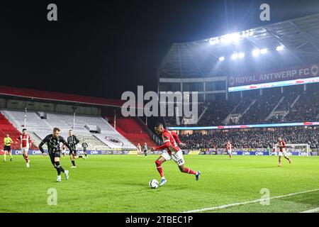 Anversa, Belgio. 6 dicembre 2023. Michel Ange Balikwisha di Anversa raffigurato in azione durante una partita finale della Croky Cup 1/8 tra Royal Antwerp FC e Sporting Charleroi, ad Anversa, mercoledì 06 dicembre 2023. BELGA PHOTO TOM GOYVAERTS Credit: Belga News Agency/Alamy Live News Foto Stock