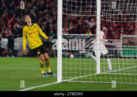 Stoccarda, Deutschland. 6 dicembre 2023. Tor zum 2:0 durch Silas Mvumpa Katompa (VfB Stuttgart, #14) frust bei Nico Schlotterbeck (Borussia Dortmund, #04) VfB Stuttgart vs. Borussia Dortmund, Fussball, Herren, DFB-Pokal, Achtelfinale, Saison 23/24, GER, 06.12.2023, DFL/DFB REGULATIONS PROIBISCONO QUALSIASI USO DI FOTOGRAFIE COME SEQUENZE DI IMMAGINI E/O QUASI-VIDEO, foto: Eibner-Pressefoto/Wolfgang Frank Credit: dpa/Alamy Live News Foto Stock