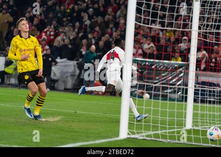 Stoccarda, Deutschland. 6 dicembre 2023. Tor zum 2:0 durch Silas Mvumpa Katompa (VfB Stuttgart, #14) frust bei Nico Schlotterbeck (Borussia Dortmund, #04) VfB Stuttgart vs. Borussia Dortmund, Fussball, Herren, DFB-Pokal, Achtelfinale, Saison 23/24, GER, 06.12.2023, DFL/DFB REGULATIONS PROIBISCONO QUALSIASI USO DI FOTOGRAFIE COME SEQUENZE DI IMMAGINI E/O QUASI-VIDEO, foto: Eibner-Pressefoto/Wolfgang Frank Credit: dpa/Alamy Live News Foto Stock