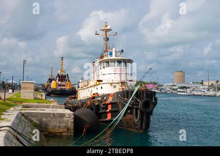 Edward M. Stowe Tugboat attraccò al Royal Naval Dockyard di Sandy Parish, Bermuda. Foto Stock