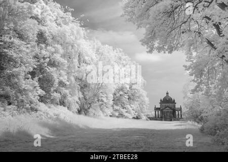 Infared, Temple of the Four Winds, Castle Howard, North Yorkshire Foto Stock