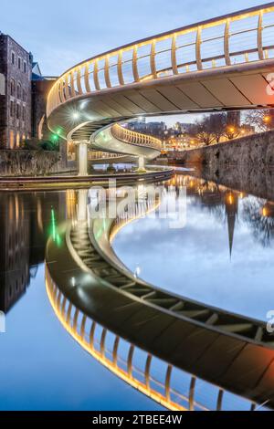 Castle Bridge serpeggiante sul fiume a Bristol, Regno Unito Foto Stock