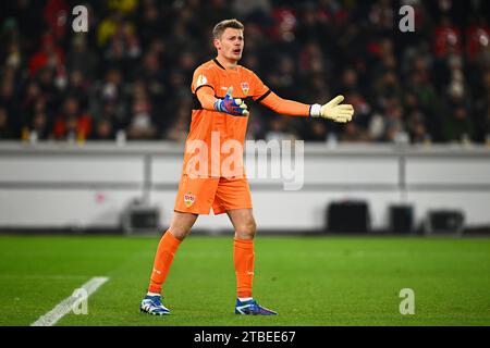 Stoccarda, Germania. 6 dicembre 2023. Calcio: DFB Cup, VfB Stoccarda - Borussia Dortmund, round of 16, MHPArena. Il portiere di Stoccarda Alexander Nübel gesticolates. NOTA IMPORTANTE: In conformità alle norme della DFL German Football League e della DFB German Football Association, è vietato utilizzare o far utilizzare fotografie scattate nello stadio e/o della partita sotto forma di immagini sequenziali e/o di serie di foto simili a video. Credito: Tom Weller/dpa/Alamy Live News Foto Stock