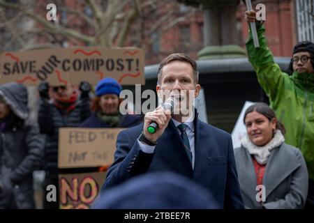 NEW YORK, NEW YORK - 6 DICEMBRE: Erik Bottcher, membro del Consiglio di NYC, si unisce a decine di lavoratori cittadini, organizzazioni della comunità e attivisti in una manifestazione davanti al Municipio per protestare contro i tagli di bilancio in sospeso del sindaco Eric Adam che avrebbero ridotto il servizio di almeno quattro programmi di compostaggio comunitario il 6 dicembre 2023 a New York City. Se i tagli andranno avanti, 198 dei 266 siti di consegna dei rottami di cibo, compresi quelli dei mercati verdi della città, chiuderanno e oltre 100 lavoratori perderanno il lavoro. (Foto di Michael Nigro/Sipa USA) credito: SIPA USA/Alamy Live News Foto Stock