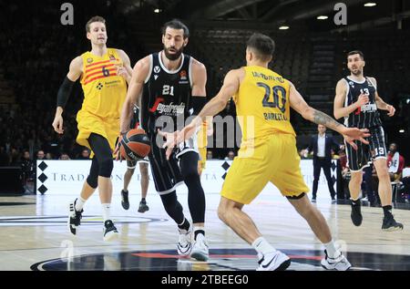 Bologna, Italia. 6 dicembre 2023. Tornike Shengelia (Segafredo Virtus Bologna) in azione ostacolata da Nicolas Laprovittola (FC Barcelona) durante la partita di campionato di basket Eurolega Segafredo Virtus Bologna vs. FC Barcelona - Bologna 06 dicembre 2023 al Segafredo Arena Credit: Independent Photo Agency/Alamy Live News Foto Stock
