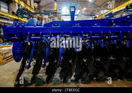 Coltivatore a dischi agricolo moderno in fabbrica. Foto Stock