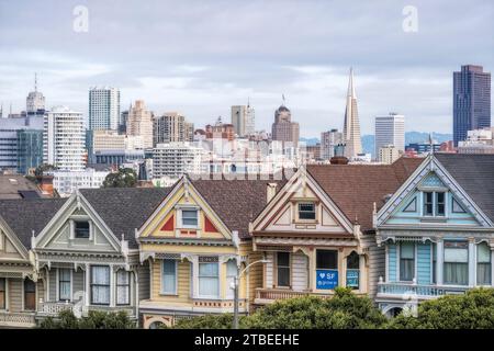 Fila di donne dipinte di case vittoriane Alamo Square, San Francisco, California, USA foto scattata nel 2022 Foto Stock