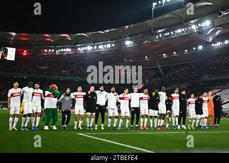 Stoccarda, Germania. 6 dicembre 2023. Calcio: DFB Cup, VfB Stoccarda - Borussia Dortmund, round of 16, MHPArena. La squadra di Stoccarda celebra la vittoria. NOTA IMPORTANTE: In conformità alle norme della DFL German Football League e della DFB German Football Association, è vietato utilizzare o far utilizzare fotografie scattate nello stadio e/o della partita sotto forma di immagini sequenziali e/o di serie di foto simili a video. Credito: Tom Weller/dpa/Alamy Live News Foto Stock