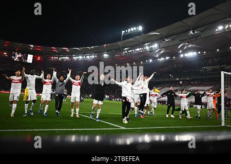 Stoccarda, Germania. 6 dicembre 2023. Calcio: DFB Cup, VfB Stoccarda - Borussia Dortmund, round of 16, MHPArena. La squadra di Stoccarda celebra la vittoria. NOTA IMPORTANTE: In conformità alle norme della DFL German Football League e della DFB German Football Association, è vietato utilizzare o far utilizzare fotografie scattate nello stadio e/o della partita sotto forma di immagini sequenziali e/o di serie di foto simili a video. Credito: Tom Weller/dpa/Alamy Live News Foto Stock