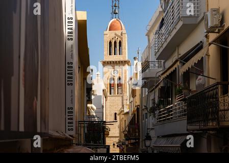 Rethymno, Creta - Grecia - 25 settembre 2023: Campanile della Cattedrale di Megalos Antonios nella città Vecchia, Rethymno, Grecia. Foto Stock