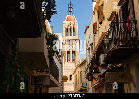 Rethymno, Creta - Grecia - 25 settembre 2023: Campanile della Cattedrale di Megalos Antonios nella città Vecchia, Rethymno, Grecia. Foto Stock