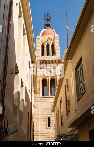 Rethymno, Creta - Grecia - 25 settembre 2023: Campanile della Cattedrale di Megalos Antonios nella città Vecchia, Rethymno, Grecia. Foto Stock