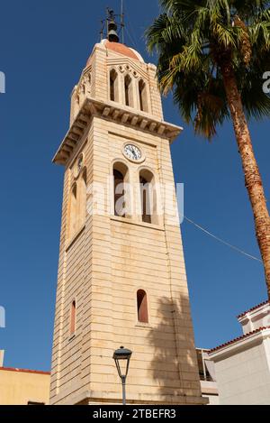 Rethymno, Creta - Grecia - 25 settembre 2023: Campanile della Cattedrale di Megalos Antonios nella città Vecchia, Rethymno, Grecia. Foto Stock