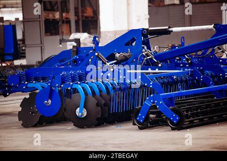 Coltivatore a dischi agricolo moderno in fabbrica. Foto Stock