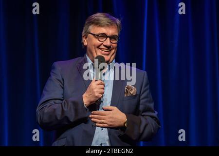 Passau, Germania. 6 dicembre 2023. Il comico Hape Kerkeling parla allo Scharfrichterhaus. Kerkeling una volta vinse il premio di cabaret ScharfrichterBeil come studente. Il premio di cabaret viene assegnato a Passau per la 40esima volta. Si rivolge ad artisti emergenti ed è uno dei più prestigiosi premi di cabaret nel mondo di lingua tedesca. Crediti: Armin Weigel/dpa/Alamy Live News Foto Stock