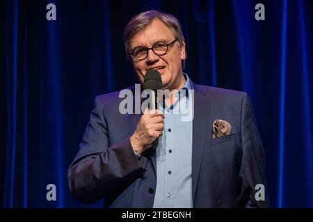 Passau, Germania. 6 dicembre 2023. Il comico Hape Kerkeling parla allo Scharfrichterhaus. Kerkeling una volta vinse il premio di cabaret ScharfrichterBeil come studente. Il premio di cabaret viene assegnato a Passau per la 40esima volta. Si rivolge ad artisti emergenti ed è uno dei più prestigiosi premi di cabaret nel mondo di lingua tedesca. Crediti: Armin Weigel/dpa/Alamy Live News Foto Stock