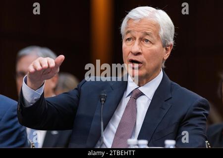 Washington, USA. 6 dicembre 2023. Jamie Dimon, presidente e CEO di JPMorgan Chase, partecipa a un'audizione sulla supervisione annuale delle aziende di Wall Street davanti alla commissione del Senato per le attività bancarie, l'edilizia abitativa e gli affari urbani a Washington, DC, negli Stati Uniti, il 6 dicembre 2023. Crediti: Aaron Schwartz/Xinhua/Alamy Live News Foto Stock