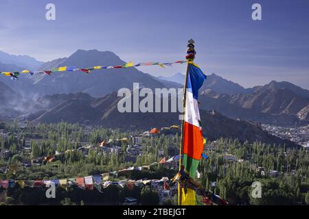 Panorama su Leh e il monastero Namgyal Tsemo Gompa sulla collina di Tsenmo, un punto panoramico su Leh, Ladakh, Jammu e Kashmir, India, Asia Foto Stock