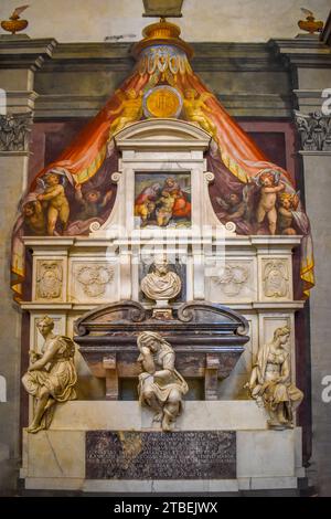 Firenze, Italia - 25 novembre 2023: La tomba monumentale di Michelangelo Buonarroti nella chiesa di Santa Croce Foto Stock