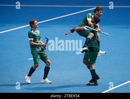 Kuala Lumpur, Malesia. 6 dicembre 2023. I giocatori della squadra pakistana festeggiano dopo aver segnato un gol durante la partita della Coppa del mondo Juniores maschile FIH Malaysia 2023 tra Paesi Bassi e Pakistan al Bukit Jalil National Hockey Stadium. Punteggio finale; Paesi Bassi 3:3 Pakistan. Credito: SOPA Images Limited/Alamy Live News Foto Stock