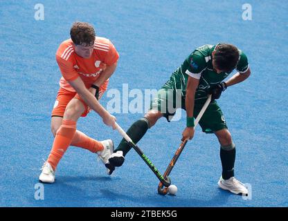 Kuala Lumpur, Malesia. 6 dicembre 2023. Aardenburg Boris dei Paesi Bassi (L) e Ali Ghazanfar del Pakistan (R) in azione durante la Coppa del mondo juniores maschile FIH Malaysia 2023 match tra Paesi Bassi e Pakistan al Bukit Jalil National Hockey Stadium. Punteggio finale; Paesi Bassi 3:3 Pakistan. Credito: SOPA Images Limited/Alamy Live News Foto Stock