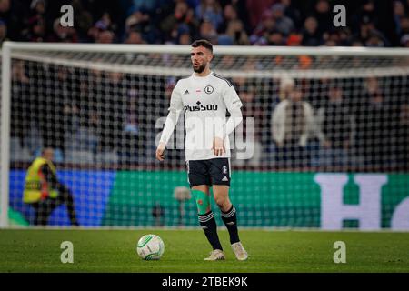 Jurgen Celhaka durante la partita di UEFA Europa Conference League 23/24 tra Aston Villa FC e Legia Warszawa a Villa Park, Birmingham, Regno Unito. Foto Stock