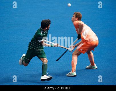 Kuala Lumpur, Malesia. 6 dicembre 2023. Ali Ghazanfar del Pakistan (L) e Jansen Guus dei Paesi Bassi (R) in azione durante la Coppa del mondo juniores maschile di hockey FIH Malaysia 2023 match tra Paesi Bassi e Pakistan al Bukit Jalil National Hockey Stadium. Punteggio finale; Paesi Bassi 3:3 Pakistan. (Foto di Wong Fok Loy/SOPA Images/Sipa USA) credito: SIPA USA/Alamy Live News Foto Stock