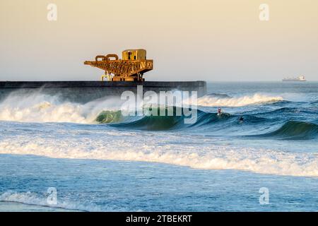 Onda perfetta: La bellezza naturale del mare e il surf congelato nel tempo. Foto Stock