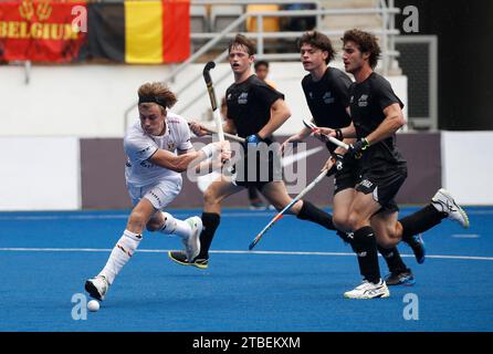 Kuala Lumpur, Malesia. 6 dicembre 2023. Vloeberghs Jack del Belgio (L) in azione durante la FIH Hockey Men's Junior World Cup Malaysia 2023 match tra Belgio e nuova Zelanda al Bukit Jalil National Hockey Stadium. Punteggio finale; Belgio 4:0 nuova Zelanda. Credito: SOPA Images Limited/Alamy Live News Foto Stock