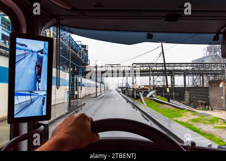 Vista dall'interno di un autocarro di una strada in una zona industriale, veicolo con specchietto retrovisore per telecamere. Foto Stock