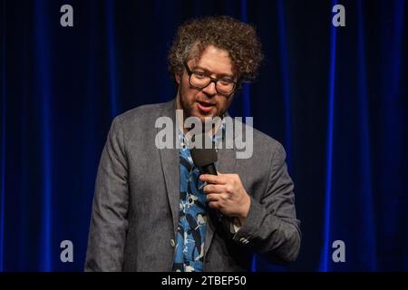 Passau, Germania. 6 dicembre 2023. David Stockenreitner, cabarettista austriaco e vincitore dello ScharfrichterBeil, parla sul palco. Il premio di cabaret è stato assegnato per la 40a volta a Passau. Si rivolge ad artisti emergenti ed è uno dei più prestigiosi premi di cabaret nel mondo di lingua tedesca. Crediti: Armin Weigel/dpa/Alamy Live News Foto Stock