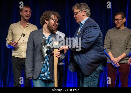 Passau, Germania. 7 dicembre 2023. Il comico Hape Kerkeling (2° da destra) si congratula con David Stockenreitner (3° da destra) per aver vinto lo ScharfrichterBeil. Il premio di cabaret è stato assegnato per la 40a volta a Passau. Si rivolge ad artisti emergenti ed è uno dei più prestigiosi premi di cabaret nel mondo di lingua tedesca. Crediti: Armin Weigel/dpa/Alamy Live News Foto Stock