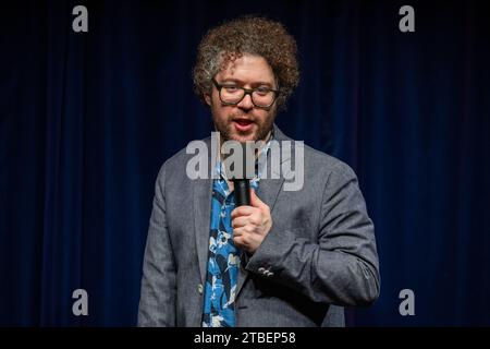 Passau, Germania. 7 dicembre 2023. David Stockenreitner, vincitore dello ScharfrichterBeil, parla sul palco. Il premio di cabaret è stato assegnato per la 40a volta a Passau. Si rivolge ad artisti emergenti ed è uno dei più prestigiosi premi di cabaret nel mondo di lingua tedesca. Crediti: Armin Weigel/dpa/Alamy Live News Foto Stock