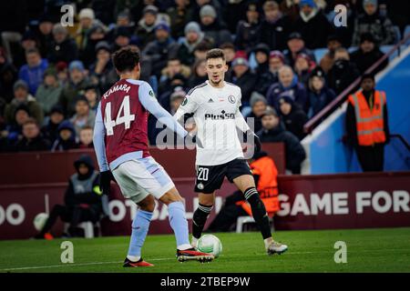 Ernest Muci in duello con Kamara durante la partita di UEFA Europa Conference League 23/24 tra Aston Villa FC e Legia Warszawa a Villa Park, Birmingh Foto Stock