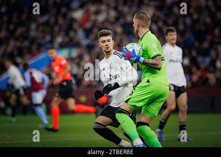 Ernest Muci, Robin Olsen durante la partita di UEFA Europa Conference League 23/24 tra Aston Villa FC e Legia Warszawa a Villa Park, Birmingham, Unite Foto Stock