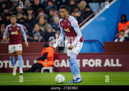 Ezri Konsa durante la partita di UEFA Europa Conference League 23/24 tra Aston Villa FC e Legia Warszawa a Villa Park, Birmingham, Regno Unito. (Ma Foto Stock