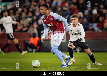 Ernest Muci, Ezri Konsa durante la partita di UEFA Europa Conference League 23/24 tra Aston Villa FC e Legia Warszawa al Villa Park, Birmingham, United Foto Stock