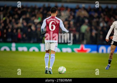 Douglas Luiz durante la partita di UEFA Europa Conference League 23/24 tra l'Aston Villa FC e il Legia Warszawa a Villa Park, Birmingham, Regno Unito. ( Foto Stock