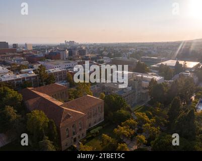 Golden Hour sul campus UCLA. Veduta aerea della variegata architettura e del paesaggio urbano di Los Angeles Foto Stock