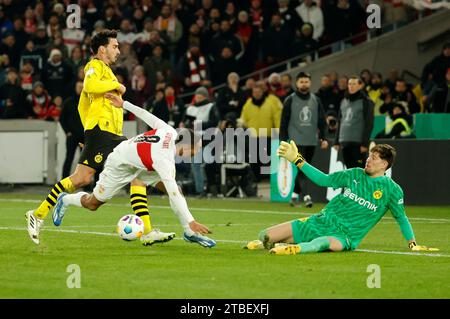 Stoccarda, Germania. 6 dicembre 2023. Enzo Millot (C) di Stoccarda cerca di sparare durante il turno di Coppa di Germania 16 partita di calcio tra VfB Stoccarda e Borussia Dortmund a Stoccarda, Germania, 6 dicembre 2023. Credito: Philippe Ruiz/Xinhua/Alamy Live News Foto Stock