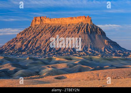 luce del mattino sulla fabbrica butte e badlands vicino a hanksville, utah Foto Stock