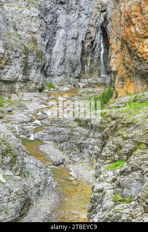 Terreni fangosi creek canyon e scende lungo il Rocky Mountain Front vicino bynum, montana Foto Stock