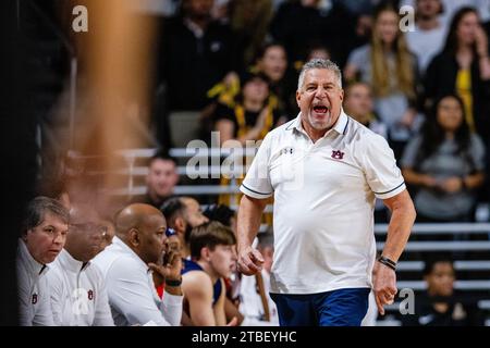 Boone, NC, USA. 3 dicembre 2023. Il capo-allenatore degli Auburn Tigers Bruce Pearl durante la seconda metà del match di basket NCAA all'Holmes Center di Boone, NC. (Scott Kinser/CSM). Credito: csm/Alamy Live News Foto Stock