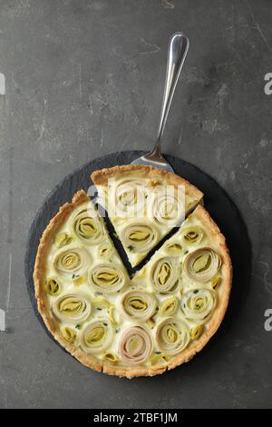 Gustosa torta di porri con torte su un tavolo ruvido scuro, vista dall'alto Foto Stock