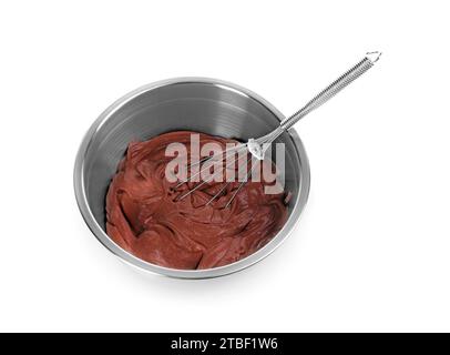 Frullare in un recipiente con crema al cioccolato su sfondo bianco Foto Stock