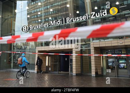 Pechino, Cina. 6 dicembre 2023. Questa foto scattata il 6 dicembre 2023 mostra l'ingresso di una stazione ferroviaria a Bruxelles, in Belgio. Il viaggio delle persone è influenzato in alcune parti del Belgio a causa di uno sciopero di 48 ore da parte dei membri del personale del sistema ferroviario. Crediti: Zhao Dingzhe/Xinhua/Alamy Live News Foto Stock