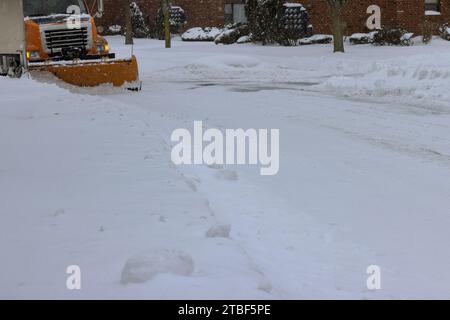 Dopo una forte tempesta di neve, i camion spazzaneve rimuovono la neve dalla strada nell'area residenziale Foto Stock